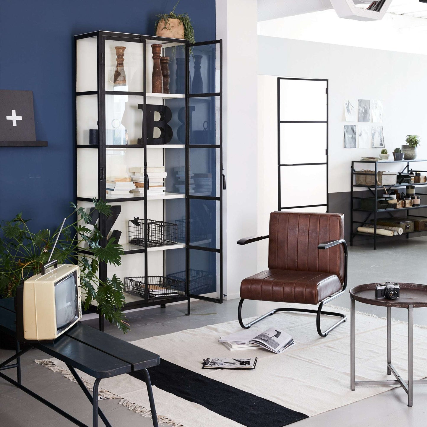 New Routz Blackpool 2-deurs vitrinekast zwart