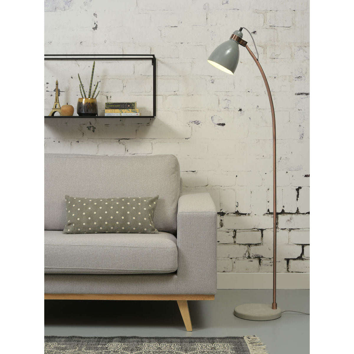It's about RoMi Vloerlamp ijzer cement voet / koper buis Denver lichtgrijs