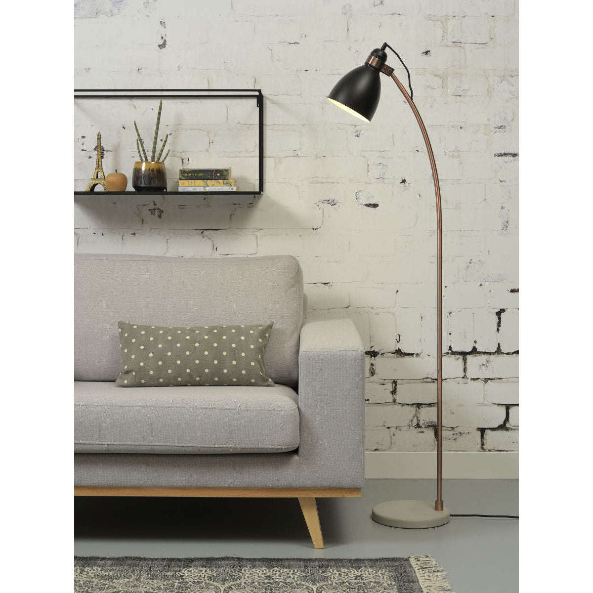 It's about RoMi Vloerlamp ijzer cement voet / koper buis Denver zwart