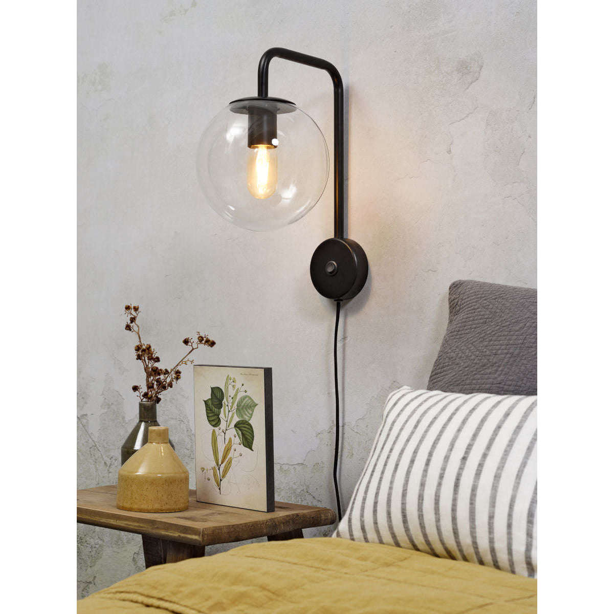 It's about RoMi Wandlamp ijzer / glas Warsaw zwart