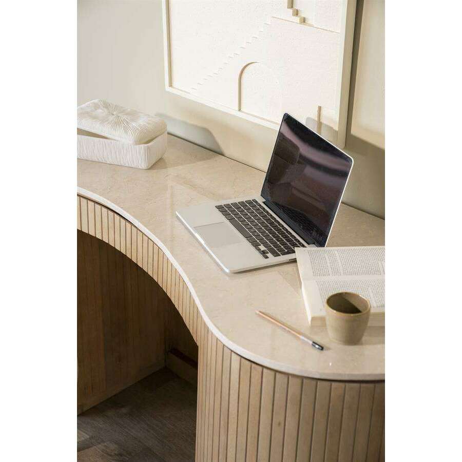 Eleonora Kira bureau wit